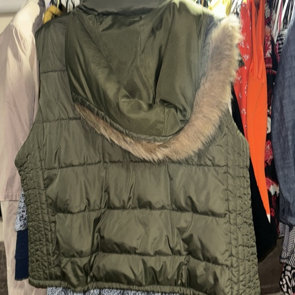 Old Navy Xxl Puffer Vest W/ Fur lines Hood - Picture 2 of 2